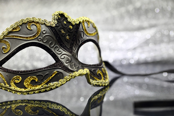 きらびやかな背景の前でビンテージ カーニバル マスク - 写真・画像