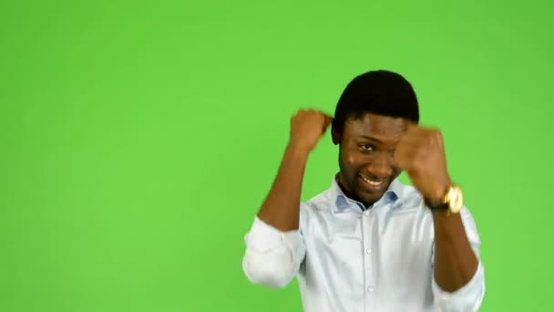 Fiatal, jóképű, fekete ember örül - zöld képernyő - stúdió - Felvétel, videó