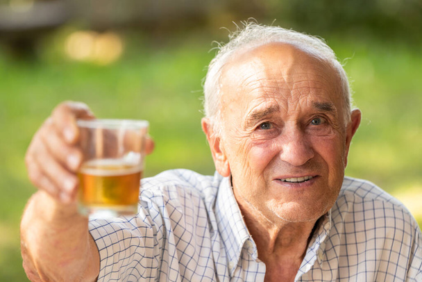 senior man toasting happy outdoors - Zdjęcie, obraz