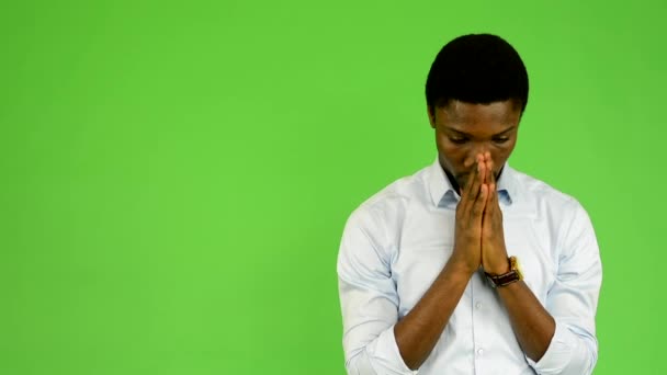 Jonge knappe zwarte man bidt - groene scherm - studio - Video