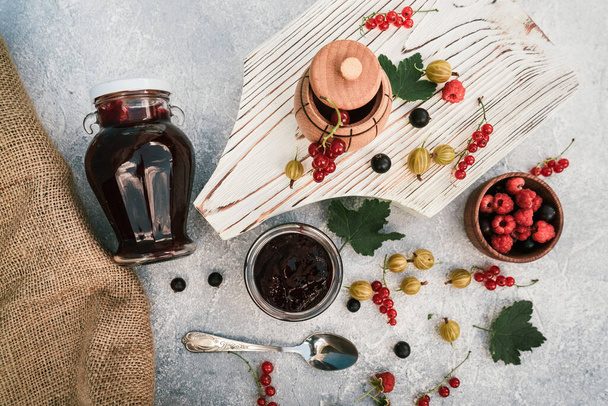 asortyment pysznych słodkich dżemów, sezonowych jagód czarnej, czerwonej porzeczki, agrestu i malin - Zdjęcie, obraz