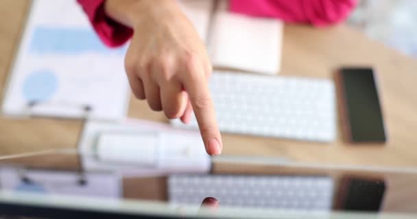 Femme d'affaires considérant des informations importantes avec un doigt sur l'ordinateur. Main représente des données importantes - Séquence, vidéo