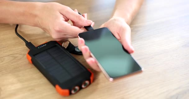 Solar powered USB flash drive portátil carrega o seu telefone. Energia alternativa e conceito ecológico - Filmagem, Vídeo