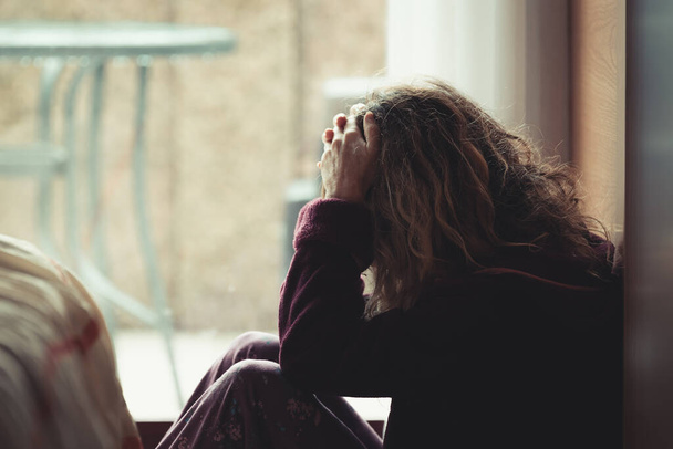 vrouw thuis met depressie, eenzaamheid of verdriet - Foto, afbeelding
