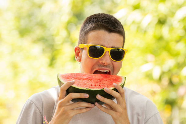 Junge im Sommer draußen mit Wassermelone - Foto, Bild