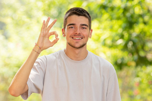 pozitív fiatal férfi ok jel - Fotó, kép