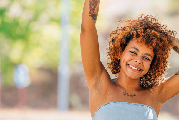 Tyttö musta latino afro amerikkalainen hymyilevä - Valokuva, kuva