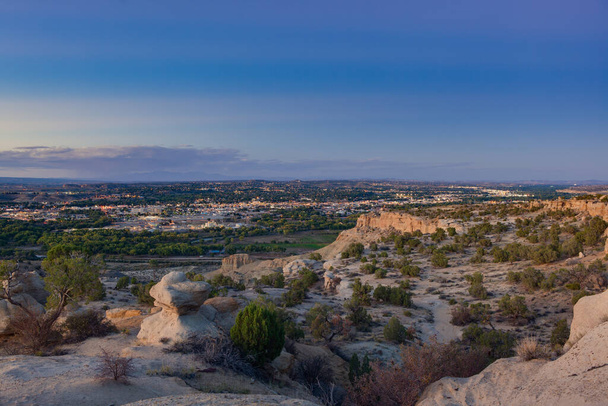 Місто Фармінгтон, Нью - Мексико в сутінках - Фото, зображення