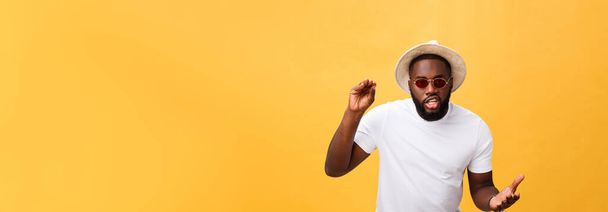 Jonge african american man die witte t-shirt schreeuwen en schreeuwen luid naar de andere kant met hand op de mond. Communicatieconcept - Foto, afbeelding
