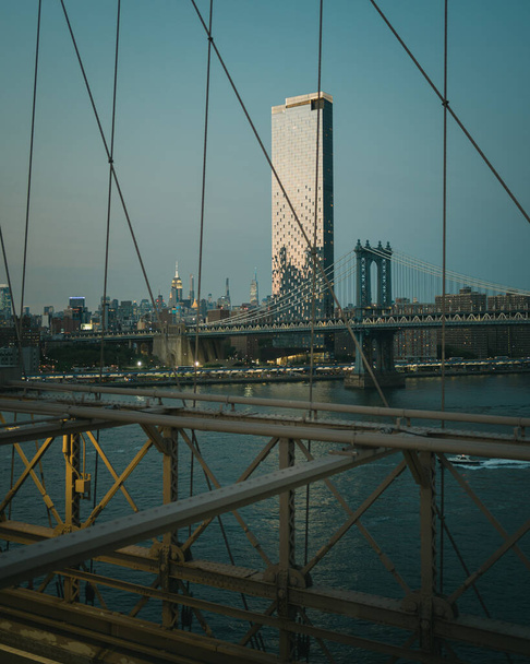 Вид на Манхэттенский мост с Бруклинского моста, Манхэттен, Нью-Йорк - Фото, изображение