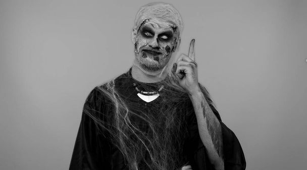Heuréka. Inspirován zlověstný muž Halloween šílený zombie s krvavými jizvami tvář, aby gesto zvedne prst přišel s kreativním plánem cítí vzrušení s dobrým nápadem, inspirace motivace. Horor - Fotografie, Obrázek