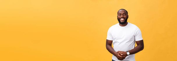 Портрет восхищенного афроамериканского мужчины с положительной улыбкой, белыми идеальными зубами, счастливо смотрит в камеру, будучи успешным предпринимателем, носит белую футболку
 - Фото, изображение