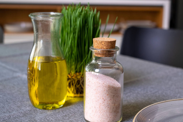 germinado grano de centeno con yema verde, botella con aceite de oliva, y b - Foto, imagen