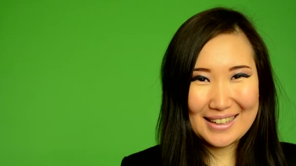 Jovem atraente mulher asiática sorri - estúdio de tela verde - close-up
 - Filmagem, Vídeo