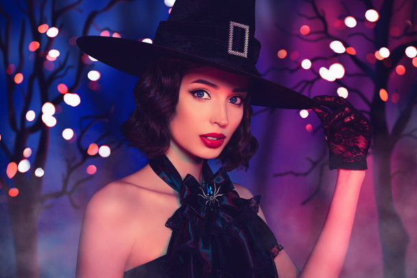 Kolaż przerażający diabeł tajemnicza kobieta nosić gotycką sukienkę czarownica halloween party odizolowane ciemny kolor obraz. - Zdjęcie, obraz