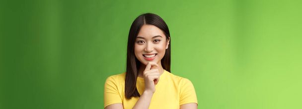 Inteligentní asertivní tvůrčí asijské studentky, aby zajímavý předpoklad výzkumu, usměvavý dotek bradu zamyšlený, mají dobrý plán nápad, myšlení, přemýšlení volby, zelené pozadí. - Fotografie, Obrázek