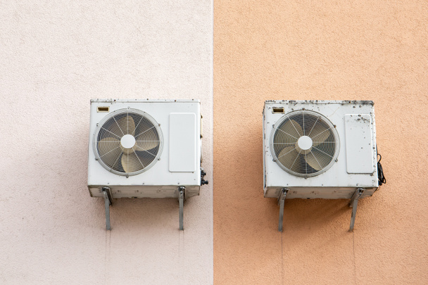 Воздушные тепловые насосы или кондиционеры на фасаде здания. - Фото, изображение