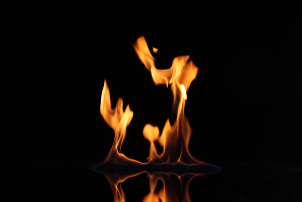 Hermosa vista de vodka en llamas sobre fondo negro - Foto, Imagen
