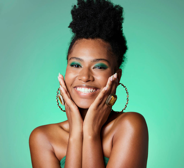 Tvůrčí zelená obrazovka, tvář make-up a černá žena s úsměvem pro kosmetiku obličeje na zeleném makupě studio pozadí. Portrét šťastného afrického modelu s krásou od designéra wellness. - Fotografie, Obrázek