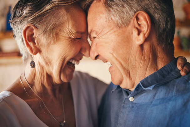 Šťastný starší pár, smích a tváře na čele v radostném štěstí a lásce ke vztahu doma. Detailní záběr postarší muž a žena se smějí a usmívají v zábavném, milujícím a dojemném okamžiku. - Fotografie, Obrázek