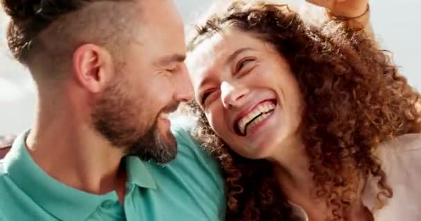 愛、笑顔、キス、ソファでのカップル幸せとイスラエルのリビングルームで一緒にロマンチックな品質の時間を過ごす。ロマンスと愛情とリラックスした家庭で男は頭の上で女性にキス - 映像、動画