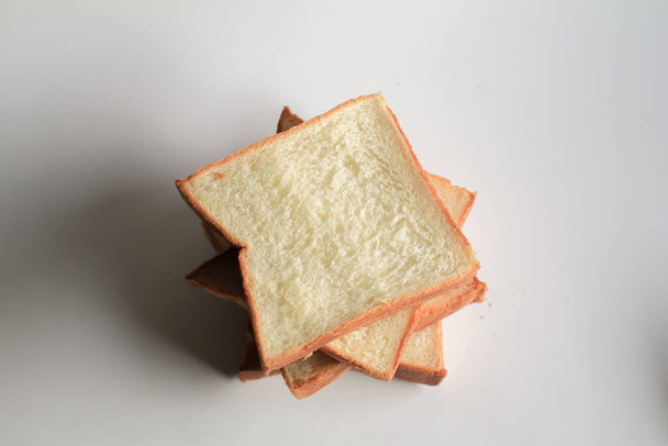 Σπιτικό ψωμί διαφάνεια σε λευκό φόντο. Πρωινή ιδέα για πρωινό. Φρέσκο ψωμί. Χρώμα φθινοπώρου. - Φωτογραφία, εικόνα