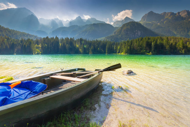 Barco en lago idílico Tovel simetría de reflexión en Trentino-Alto Adigio, Italia - Foto, Imagen