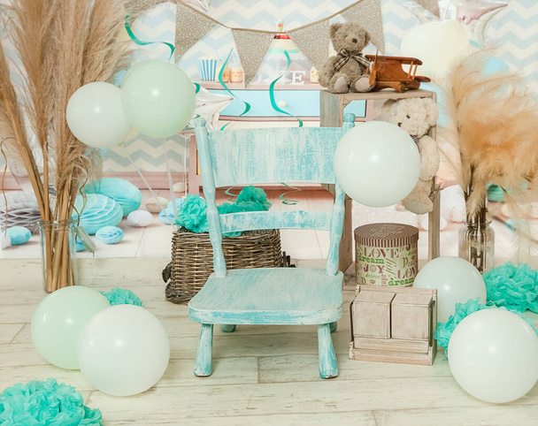 astilla, decoración azul y blanco para una sesión de fotos de estudio de primera torta de cumpleaños aplastar con globos, decoración de papel. Foto de alta calidad - Foto, Imagen