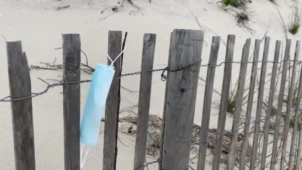 recinzione di dune in filo di legno e maschera azzurra, copertura del viso, appeso - Filmati, video