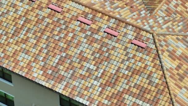 Primer plano de la azotea de la casa cubierta con tejas de cerámica. Revestimiento de azulejos del edificio. - Metraje, vídeo