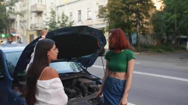 Frauen mit kaputtem Auto auf der Straße. Jemandem Hilfe suchen. - Filmmaterial, Video