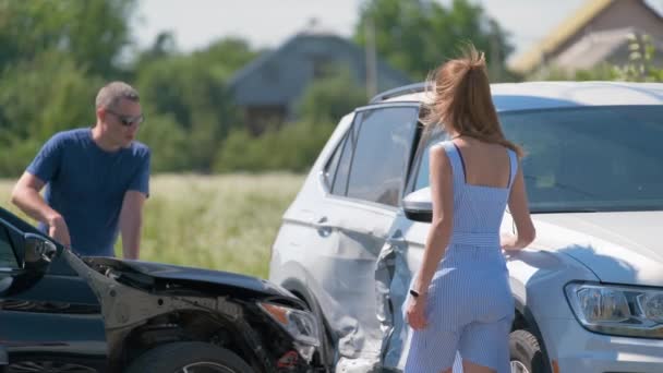 Řidiči rozbitých vozidel se hádají, kdo je vinen autonehodou na ulici. Koncept bezpečnosti silničního provozu a pojištění. - Záběry, video