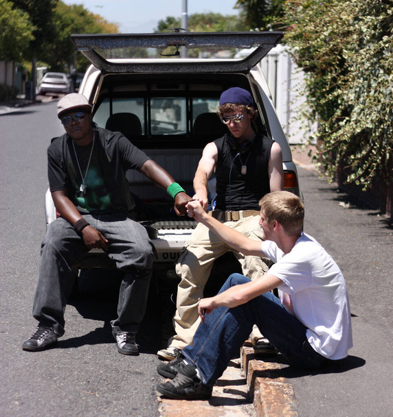 Come butta? tre giovani uomini appesi sul ciglio della strada - Foto, immagini