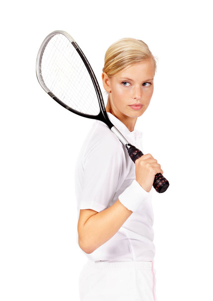 Está explorando a la oposición. Una mujer de aspecto seguro sosteniendo su raqueta de squash - Foto, Imagen