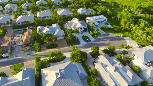 Θέα από ψηλά των μεγάλων κατοικιών σε κλειστό ζωντανό γκολφ κλαμπ στη νότια Φλόριντα. Αμερικανική σπίτια όνειρο ως παράδειγμα της ανάπτυξης ακινήτων στα προάστια των ΗΠΑ. - Πλάνα, βίντεο