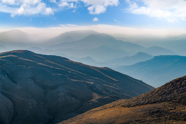 Cordillera en la ciudad de Adiyaman, Turquía. Vista de la montaña desde Nemrut - Foto, Imagen