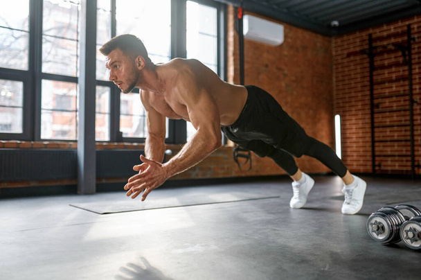 Sportsman doing clapping push-ups exercise at gym sport club. Explosive strength training, crossfit fitness workout and strenght power concept - Foto, Bild