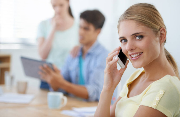 ¿Cómo puedo ayudar? una atractiva joven empresaria hablando por su celular - Foto, Imagen