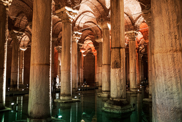 Yerebatan Saray - Basilica Cistern в Стамбулі. Це одна з улюблених туристичних пам'яток Стамбула. Шум і зерно.  - Фото, зображення