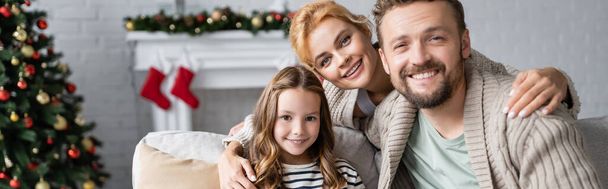 Donna felice abbracciare figlia e marito durante il Natale a casa, banner  - Foto, immagini