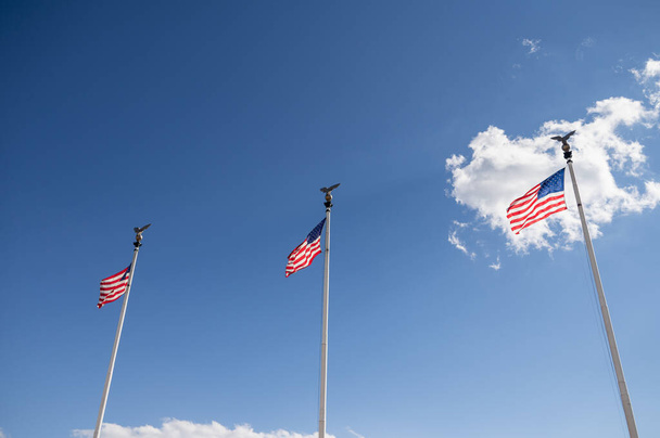 Banderas americanas disparadas desde un ángulo bajo - Foto, imagen