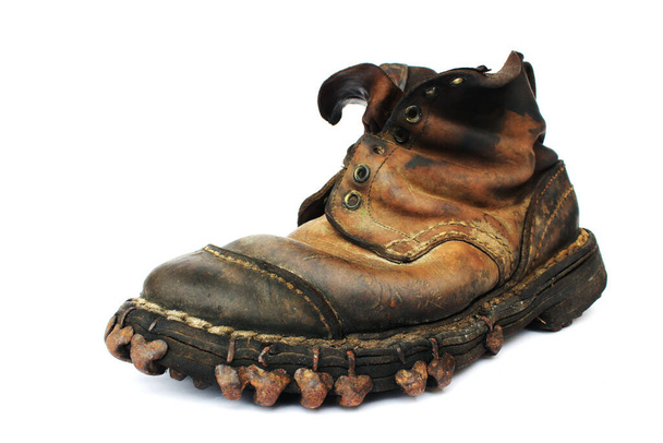 Старые кожаные ботинки на белом фоне - Фото, изображение