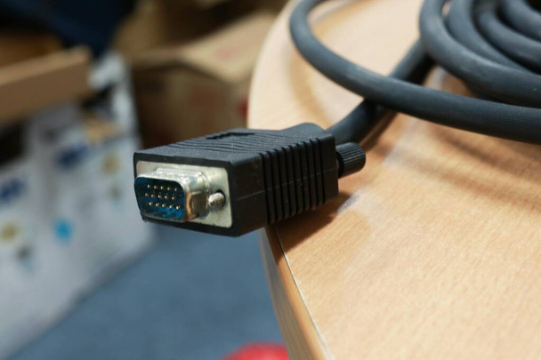 Cabo de conector de foto ou frequentemente chamado de cabo VGA, para conectar um dispositivo de computador a uma tela do projetor quando vai a uma apresentação ou assistindo a algo - Foto, Imagem
