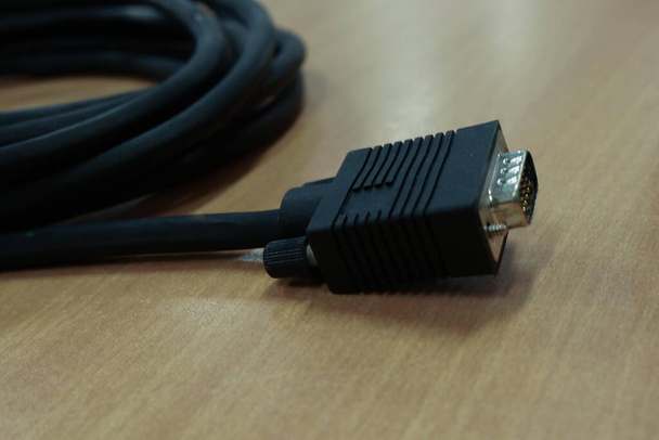 Foto-Verbindungskabel oder oft als VGA-Kabel bezeichnet, um ein Computergerät mit einer Projektorleinwand zu verbinden, wenn man zu einer Präsentation geht oder etwas anschaut - Foto, Bild