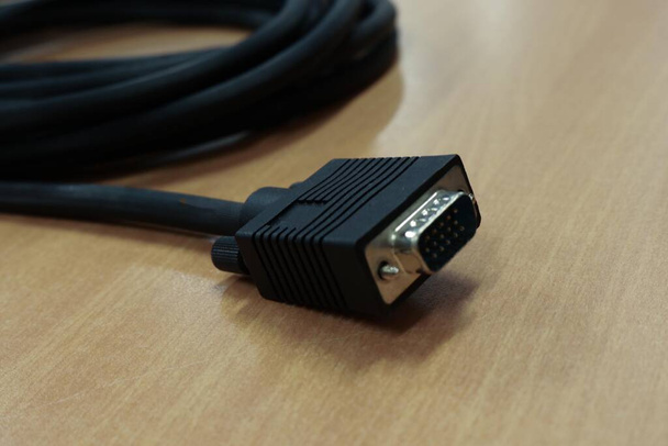 Foto-Verbindungskabel oder oft als VGA-Kabel bezeichnet, um ein Computergerät mit einer Projektorleinwand zu verbinden, wenn man zu einer Präsentation geht oder etwas anschaut - Foto, Bild