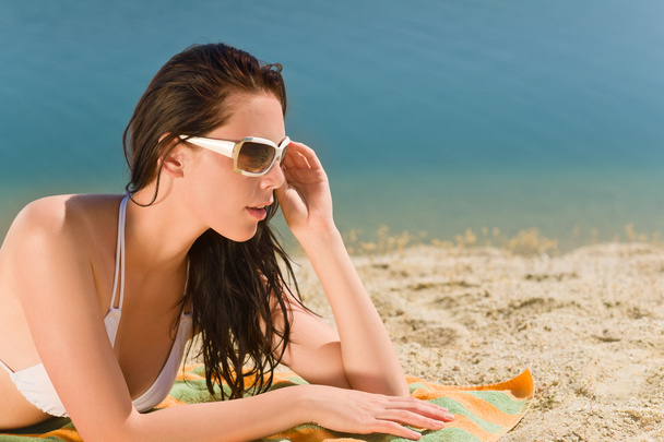 καλοκαίρι παραλία νεαρή γυναίκα ηλιοθεραπεία σε μπικίνι - Φωτογραφία, εικόνα