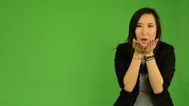 Ελκυστική νεαρή γυναίκα της Ασίας στέλνει φιλί κάμερα - πράσινη οθόνη στούντιο - Πλάνα, βίντεο
