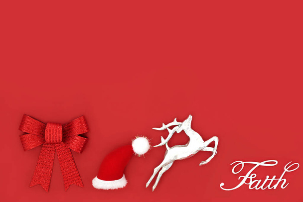 Štědrý večer víra znamení na červeném pozadí se Santa symboly klobouku, luku a sobů cetka stromeček dekorace Fun vzrušující abstraktní Vánoce věří koncept pro prázdninovou sezónu. - Fotografie, Obrázek