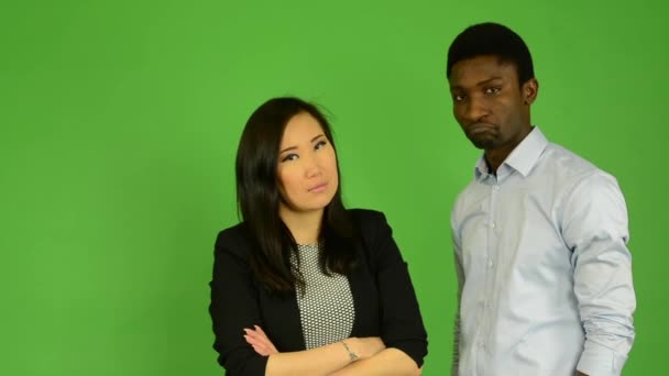 Nešťastný pár nesouhlasí - černoch a asijské ženy - zelené obrazovky studio - Záběry, video