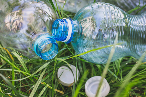 garrafas de plástico na grama, poluição ambiental, problemas ambientais, a destruição do ecossistema com plástico. lixo, resíduos - Foto, Imagem